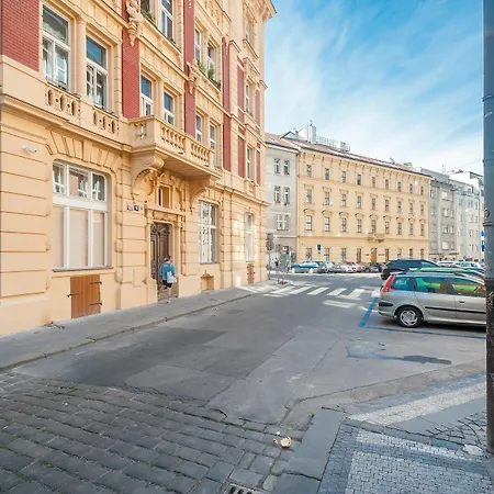 Ostrovni Apartment *